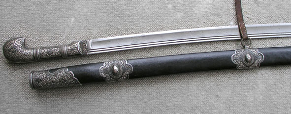 Kaukaasialainen kasakkaupseerin Shaska, koristeina niellohopeaa.