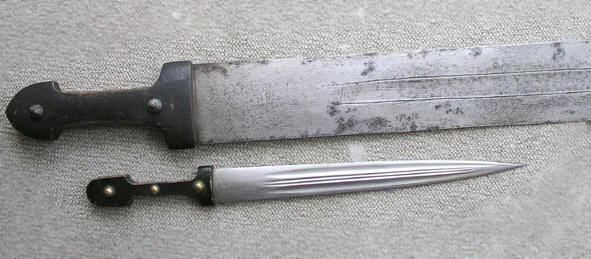 Kasakkakinzhal normaalikokoinen ja jttikokoinen (rituaali tai erikoisase)