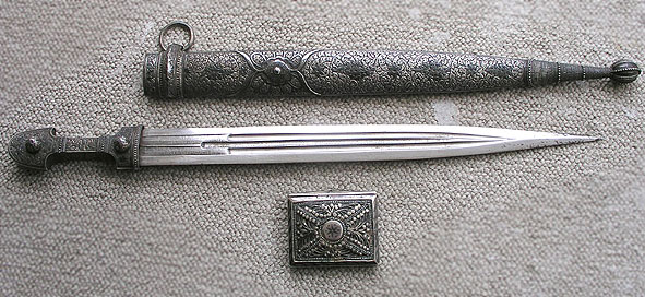 Kasakka-kinzahl ja vyss kannettava nallirasia, niellohopeaa.