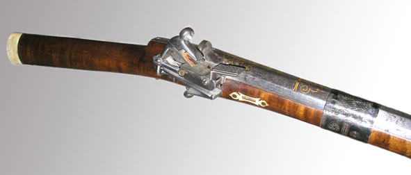 Piilukkoinen kasakoiden kyttm kivri, koristeina nielloa, mursunluuta ja kultaupotusta.