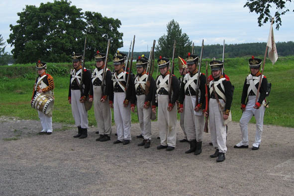 Venlinen sotajoukko kseeraa Lappeenrannassa 1800-luvun alun uniformuissa.